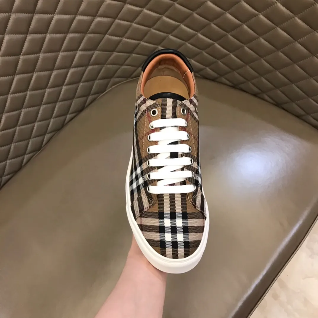 p340 "Burberr*" men's classic low-top sneakers are reinterpreted in Vintage checked cotton material and decorated with a new brand logo. First-layer sheepskin lining, embossed Burberry logo on the heel, and original TPU outsole!  Size: 38-44